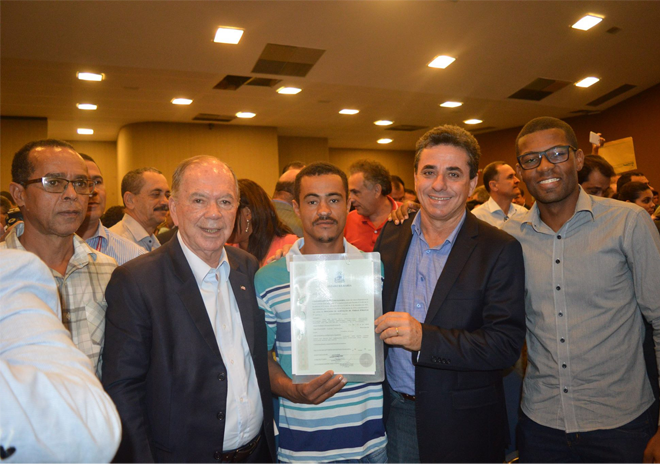 Governador Rui Costa em parceria com a Federação de Consórcios Públicos da Bahia entrega o primeiro título de terra emitido em ...