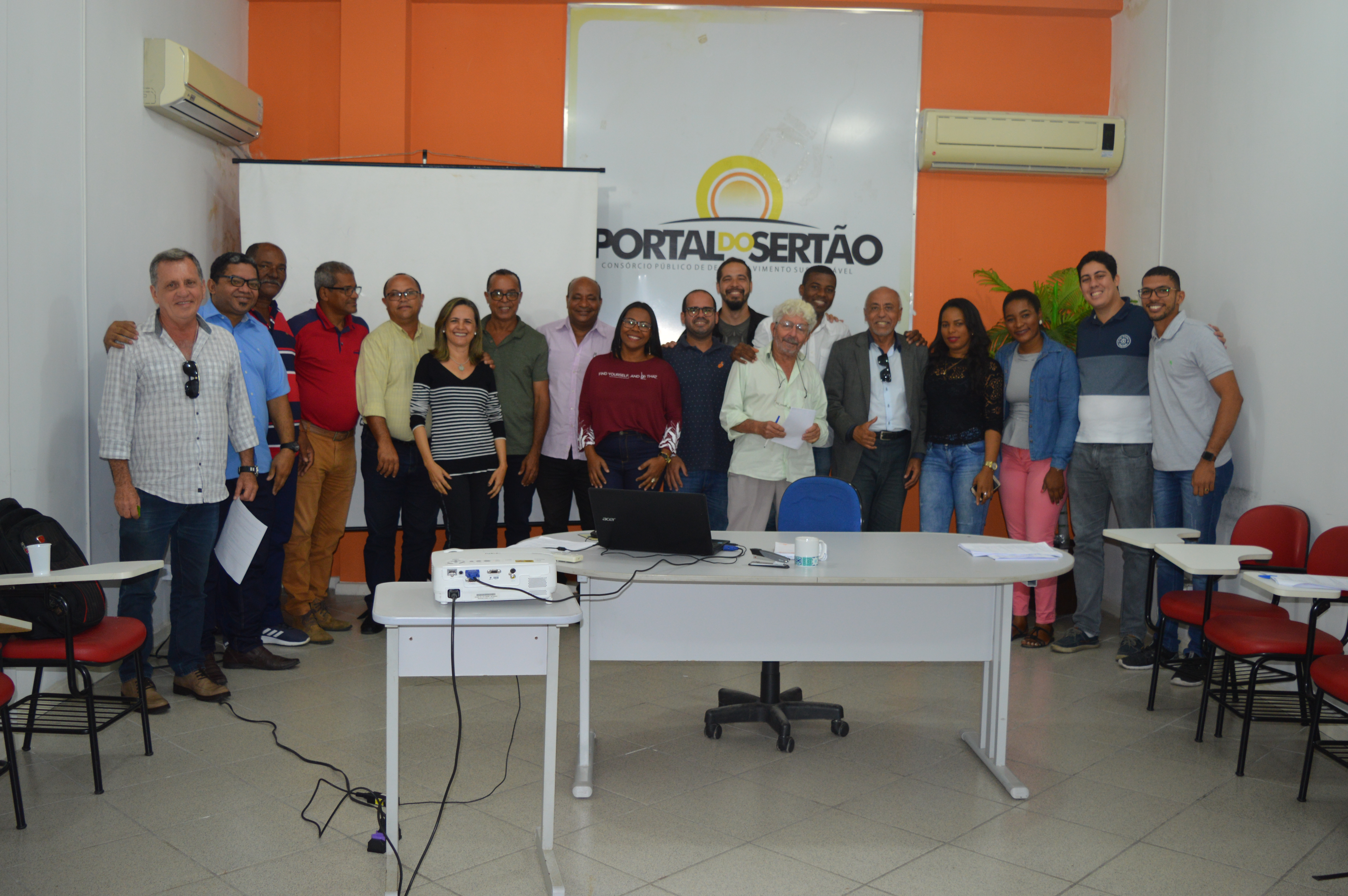Edital sobre a Gestão de Resíduos Sólidos Urbanos é discutido em reunião na sede do Consórcio Portal do Sertão