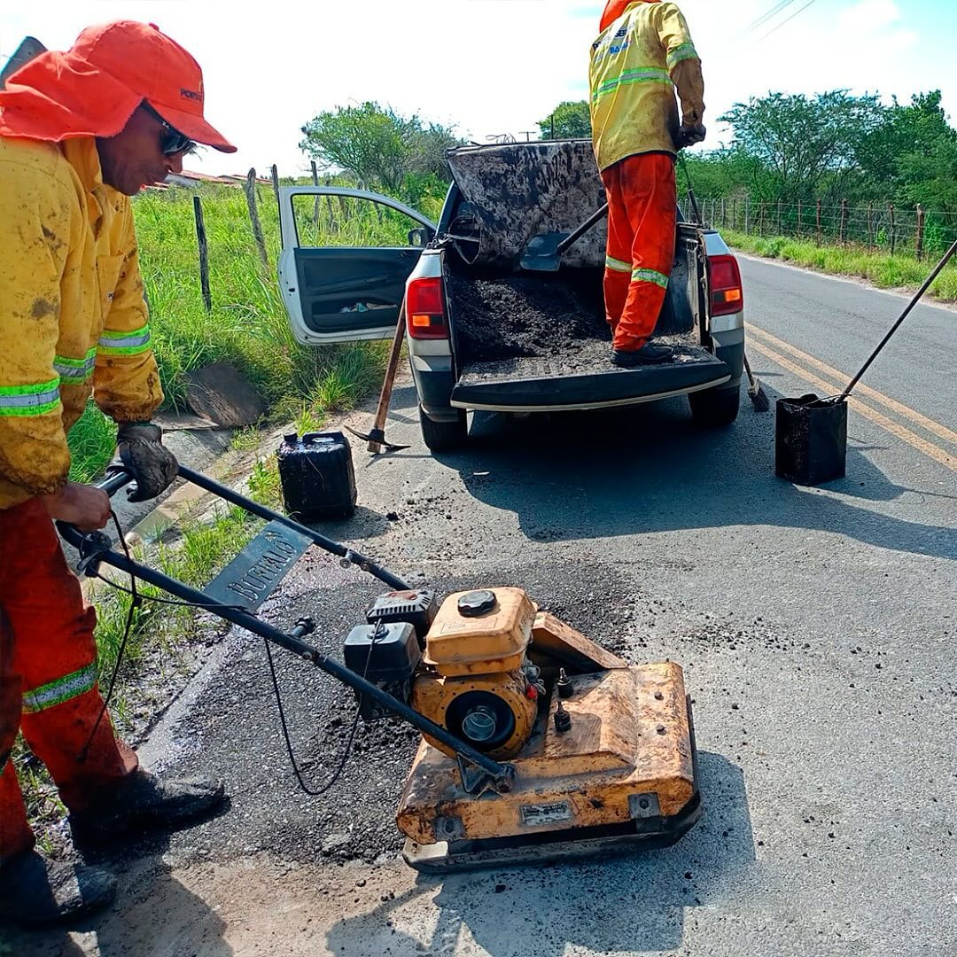 Concluímos a Operação Tapa-Buracos na BA 499 e seguimos com a roçagem lateral! 